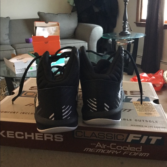 New under amour kids basketball sneakers - Picture 4 of 5